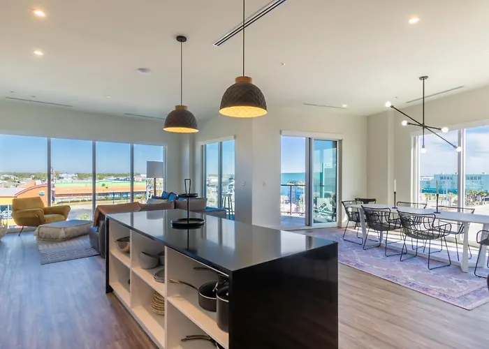 Glamorous 5 Bedroom Right Next To The Hangout! Gulf Shores