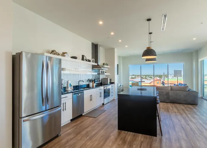 Glamorous 5 Bedroom Right Next To The Hangout!