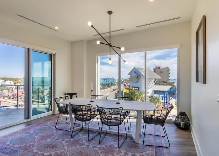 Glamorous 5 Bedroom Right Next To The Hangout! Gulf Shores
