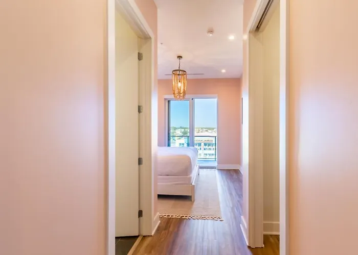 Glamorous 5 Bedroom Right Next To The Hangout! Holiday home *