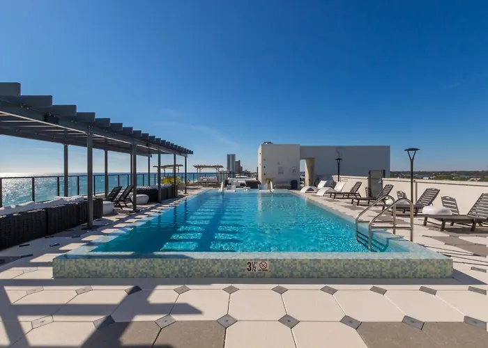 Glamorous 5 Bedroom Right Next To The Hangout! Holiday home *