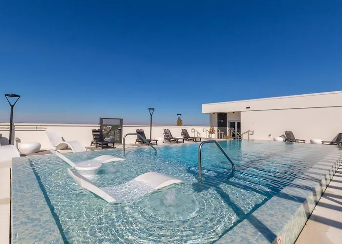 Glamorous 5 Bedroom Right Next To The Hangout! Holiday home *