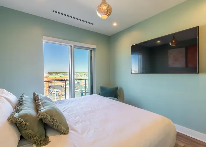 Glamorous 5 Bedroom Right Next To The Hangout! Holiday home Gulf Shores