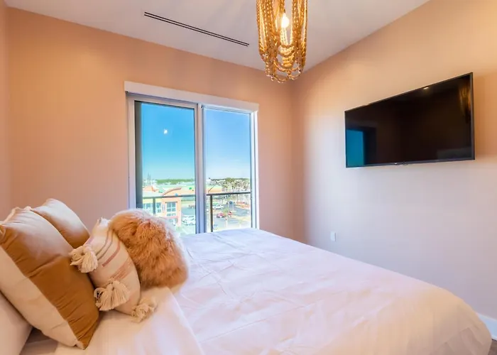 Glamorous 5 Bedroom Right Next To The Hangout! Gulf Shores