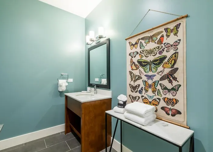 Glamorous 5 Bedroom Right Next To The Hangout!