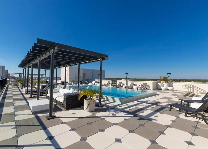 Glamorous 5 Bedroom Right Next To The Hangout! Holiday home *
