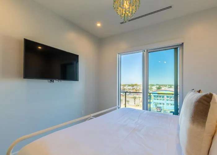 Glamorous 5 Bedroom Right Next To The Hangout! *