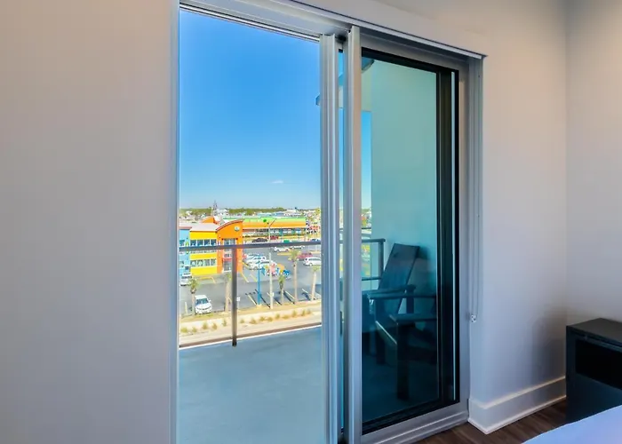 Glamorous 5 Bedroom Right Next To The Hangout! Gulf Shores