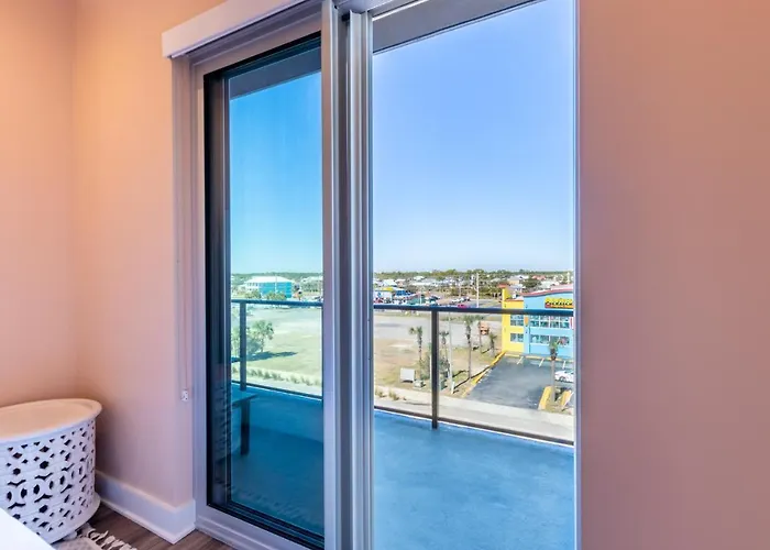 Glamorous 5 Bedroom Right Next To The Hangout!