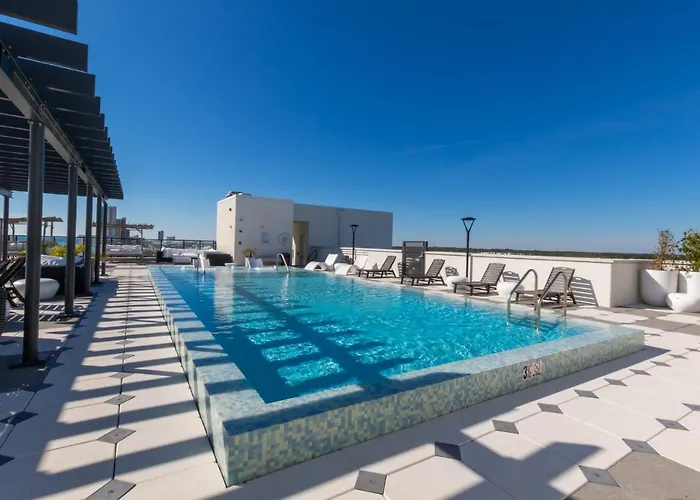 Glamorous 5 Bedroom Right Next To The Hangout! Holiday home *