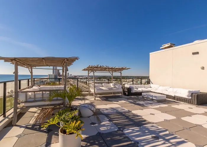 Glamorous 5 Bedroom Right Next To The Hangout! Gulf Shores
