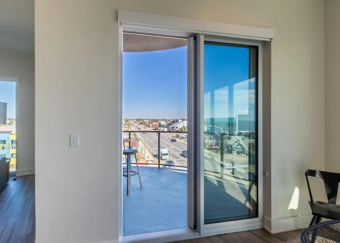 Glamorous 5 Bedroom Right Next To The Hangout! Gulf Shores