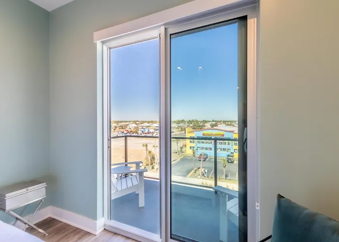 Glamorous 5 Bedroom Right Next To The Hangout! Holiday home *