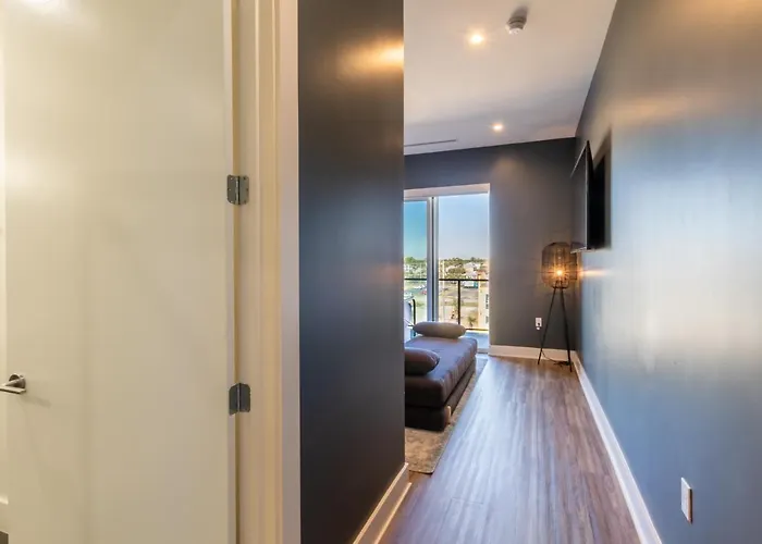 Glamorous 5 Bedroom Right Next To The Hangout!