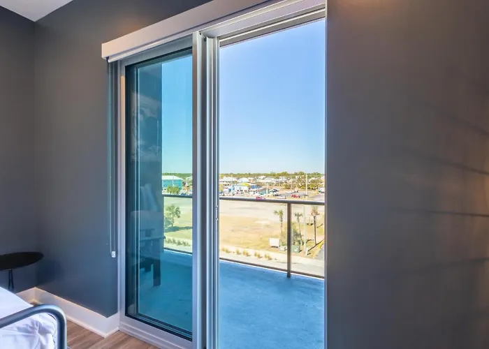 Glamorous 5 Bedroom Right Next To The Hangout! Holiday home *