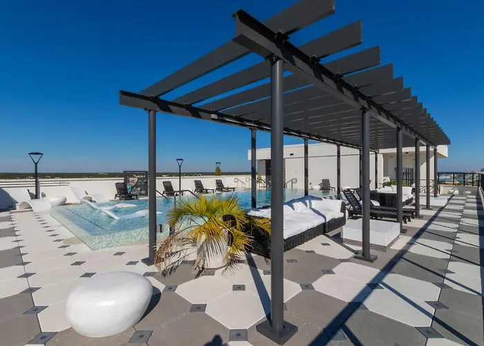 Holiday home Glamorous 5 Bedroom Right Next To The Hangout!