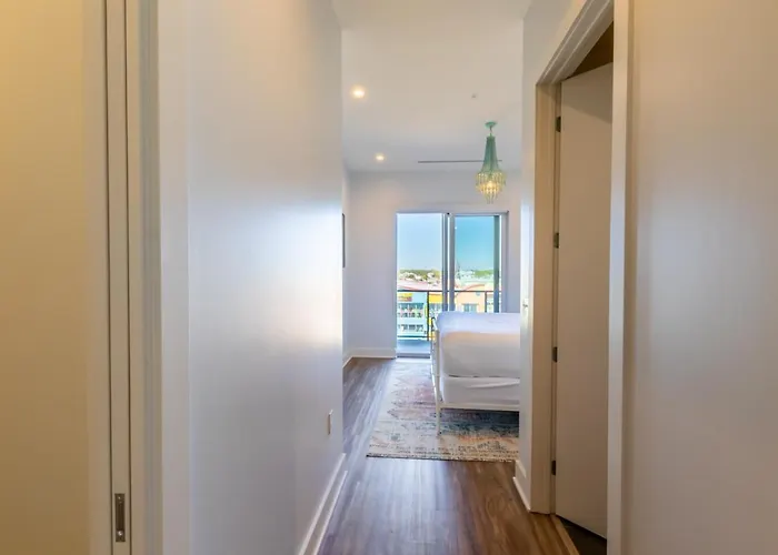 Glamorous 5 Bedroom Right Next To The Hangout!
