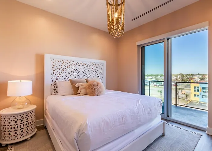 Holiday home Glamorous 5 Bedroom Right Next To The Hangout!