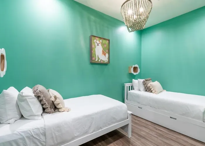Glamorous 5 Bedroom Right Next To The Hangout! Holiday home *