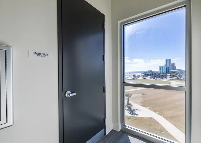 Glamorous 5 Bedroom Right Next To The Hangout!