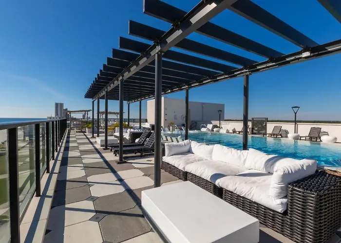 Glamorous 5 Bedroom Right Next To The Hangout! Gulf Shores